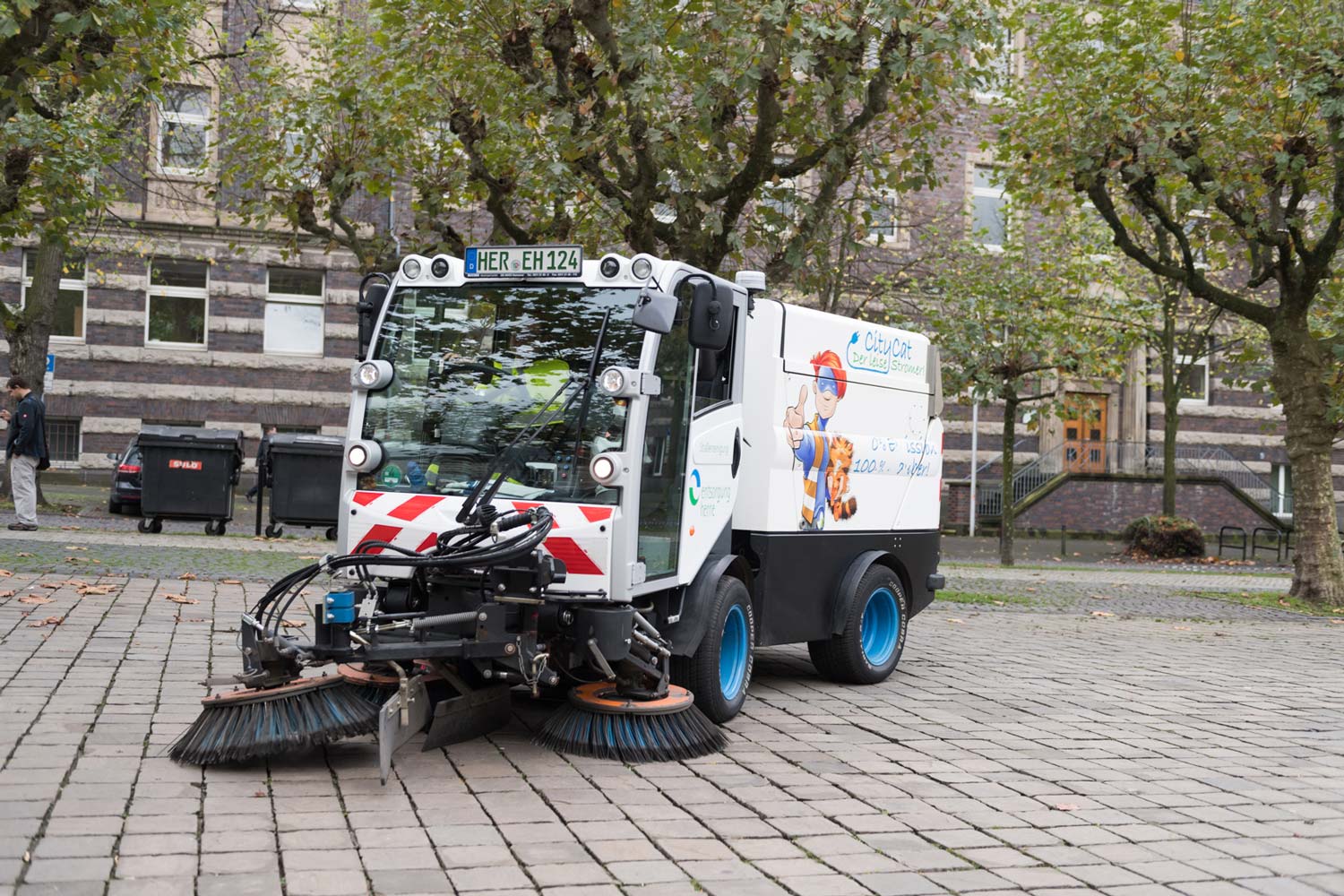 eine elektrische Kehrmaschine auf dem Rathausvorplatz in Herne