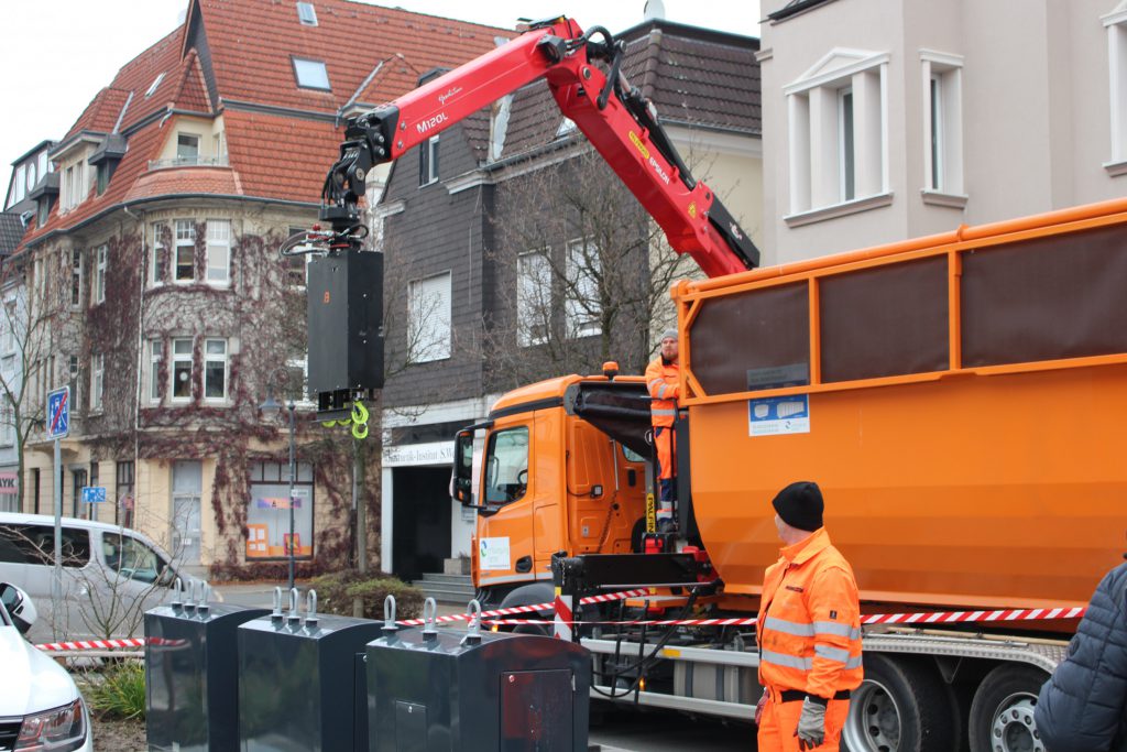 Ein Entsorgungsfahrzeug leert Unterflurbehälter