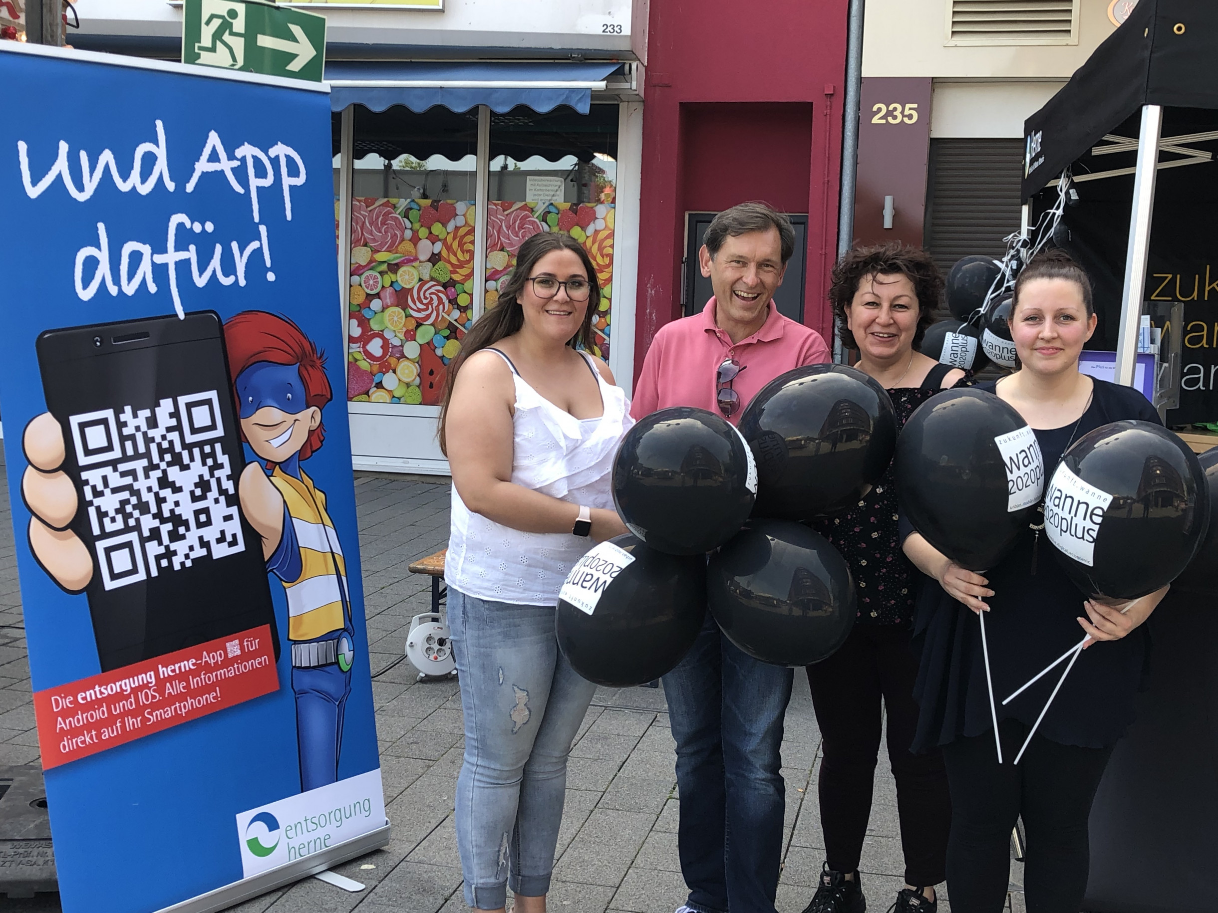 Vanessa Taibbi (WFG), Oberbürgermeister Dr. Frank Dudda, Fatma Brücher (Entsorgung Herne) und Ramona Thüs (WFG) am Infostand bei den Wanner Mondnächten.